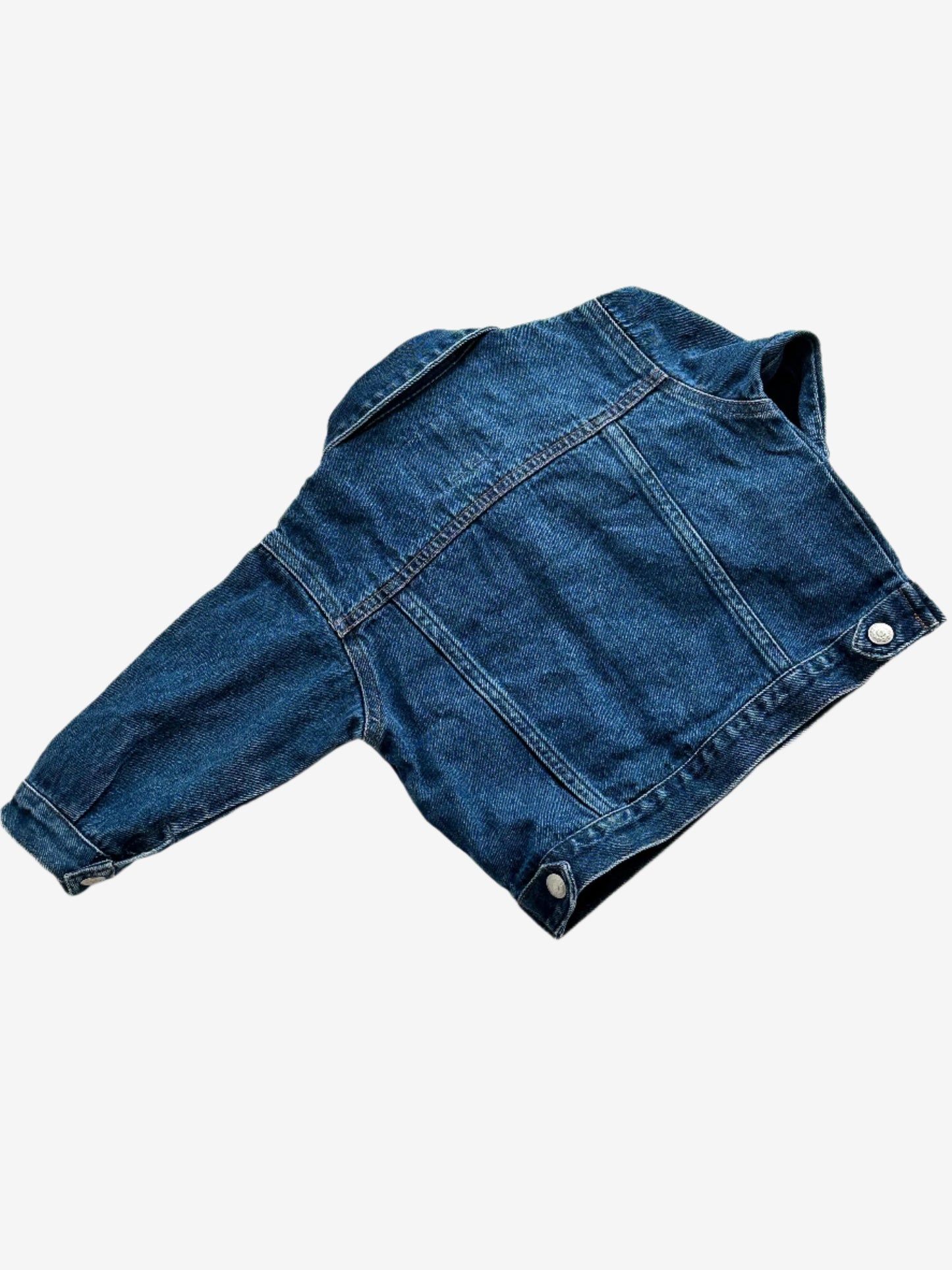 Kids vintage GAP denim trucker jacket is a timeless classic with the popper closures making it quick and easy to fasten. Age 12-18 Months.