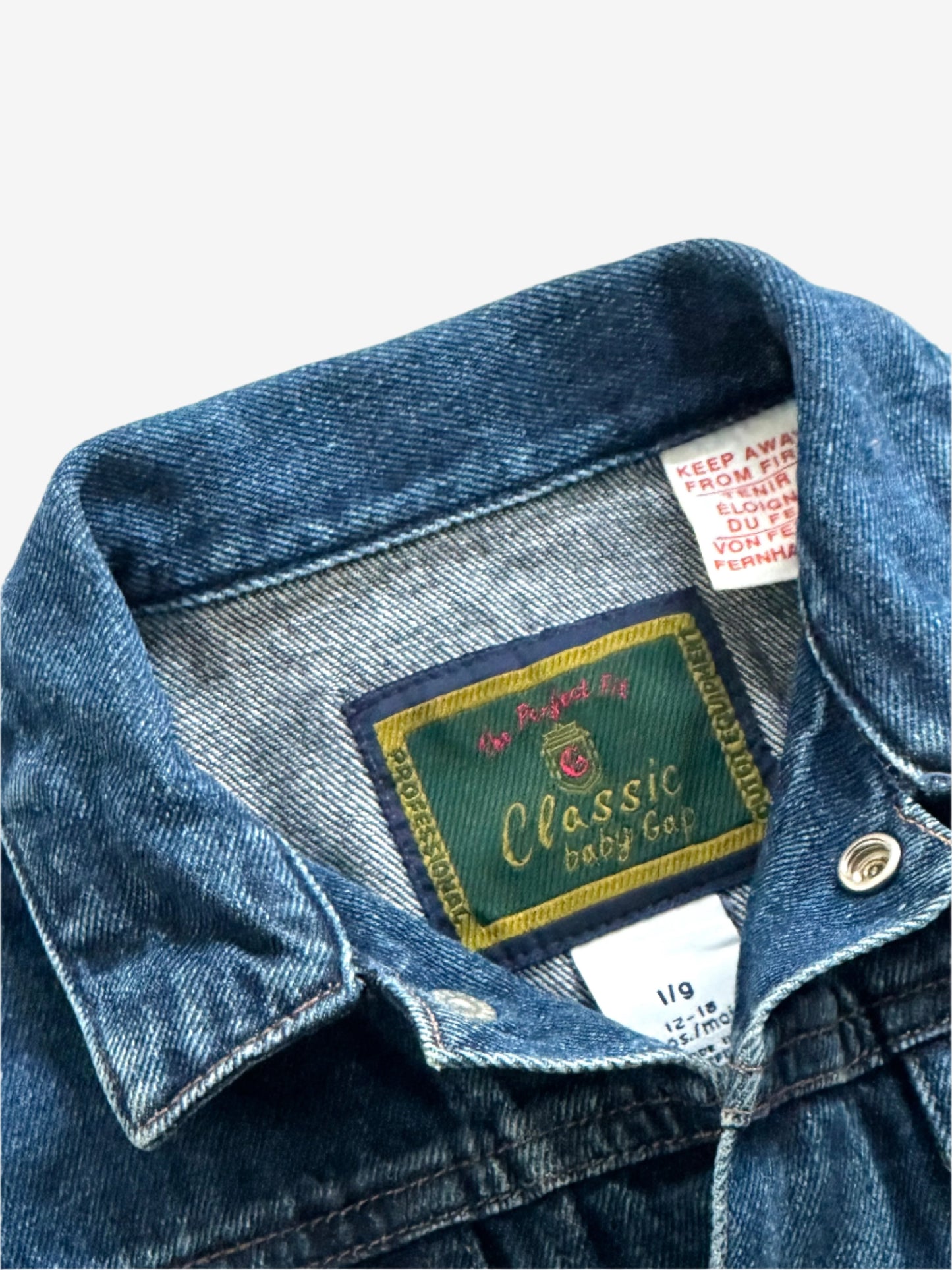 Kids vintage GAP denim trucker jacket is a timeless classic with the popper closures making it quick and easy to fasten. Age 12-18 Months.