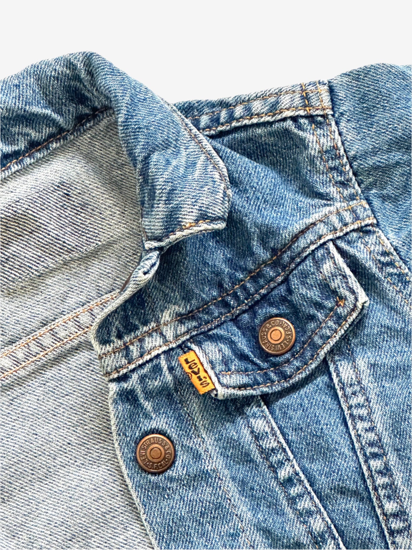 Kids rare vintage find. This Levi’s orange tab denim jacket is a miniature icon, designed with the signature orange tab. Classic trucker jacket cut, copper popper fastenings and that durable denim. Age 1 years.