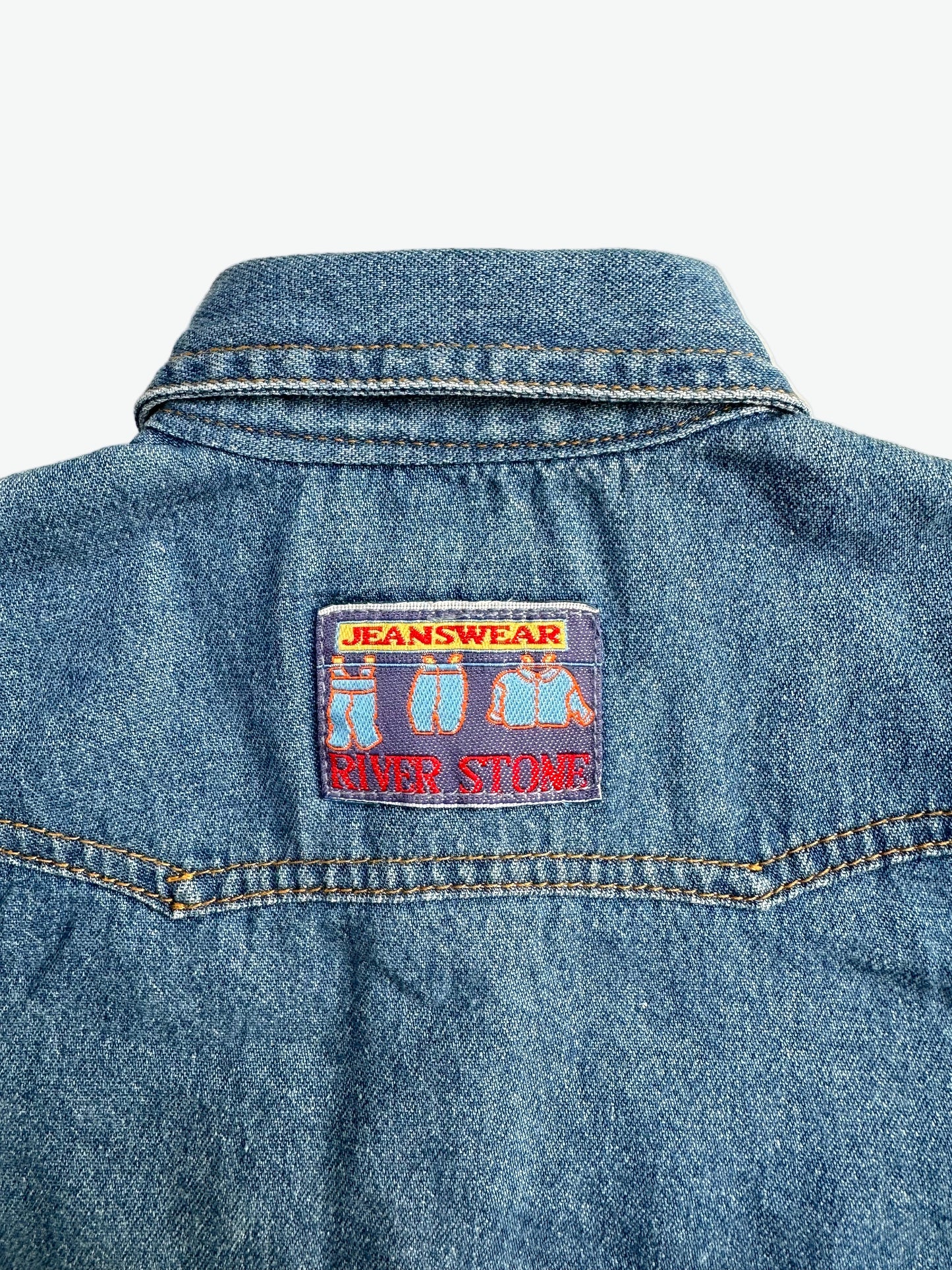 Kids vintage denim shirt with classic western styling, pearlescent popper buttons, tan stitching and badge details. A classic in a mini size. Age 1 years.