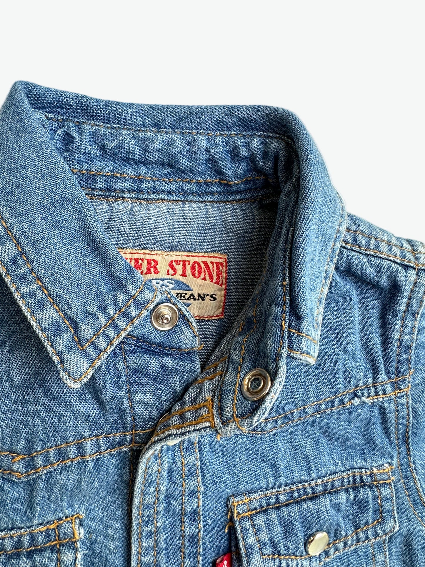 Kids vintage denim shirt with classic western styling, pearlescent popper buttons, tan stitching and badge details. A classic in a mini size. Age 1 years.