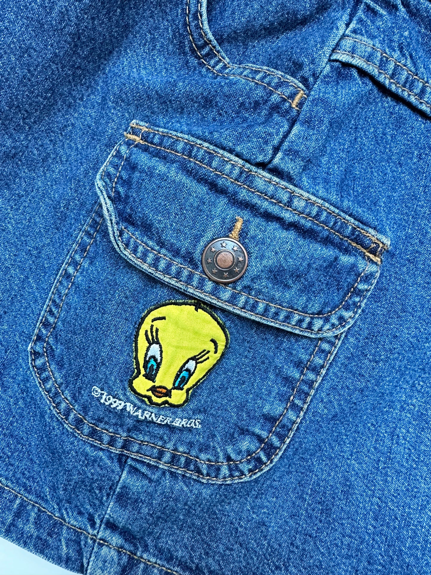 Kids vintage 90's Tweedy denim skirt, with front button opening and cargo pockets, Tweedy bird embroidery on the side, age 7 years.