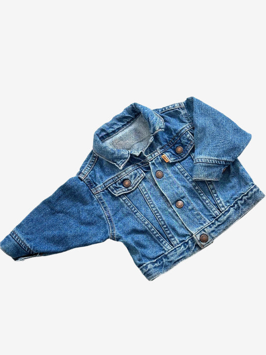 Kids rare vintage find. This Levi’s orange tab denim jacket is a miniature icon, designed with the signature orange tab. Classic trucker jacket cut, copper popper fastenings and that durable denim. Age 1 years.