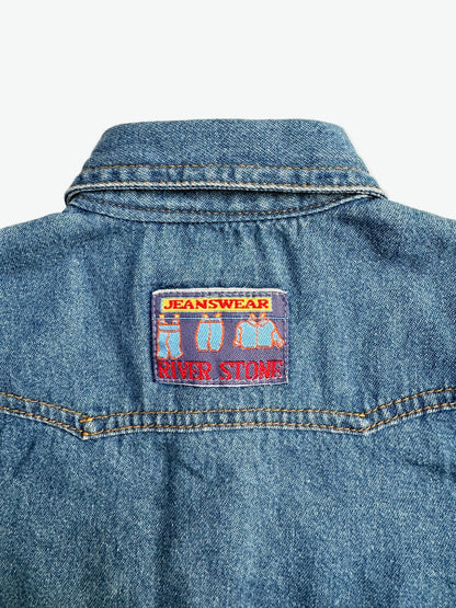Kids vintage denim shirt with classic western styling, pearlescent popper buttons, tan stitching and badge details. A classic in a mini size. Age 1 years.