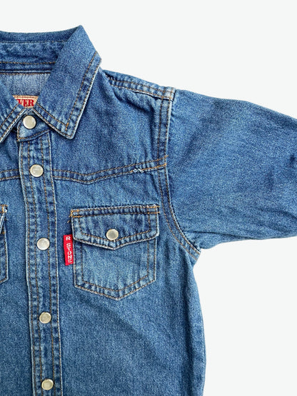 Kids vintage denim shirt with classic western styling, pearlescent popper buttons, tan stitching and badge details. A classic in a mini size. Age 1 years.