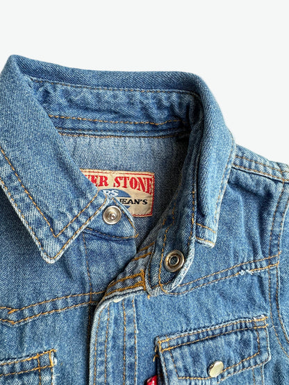Kids vintage denim shirt with classic western styling, pearlescent popper buttons, tan stitching and badge details. A classic in a mini size. Age 1 years.