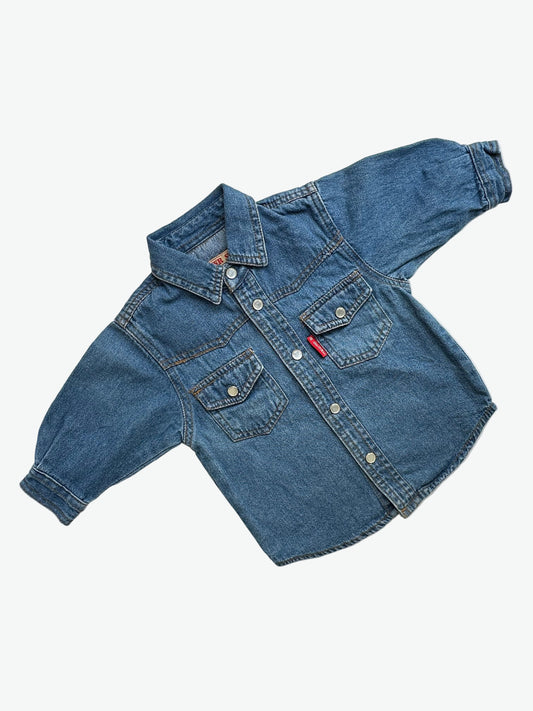 Kids vintage denim shirt with classic western styling, pearlescent popper buttons, tan stitching and badge details. A classic in a mini size. Age 1 years.