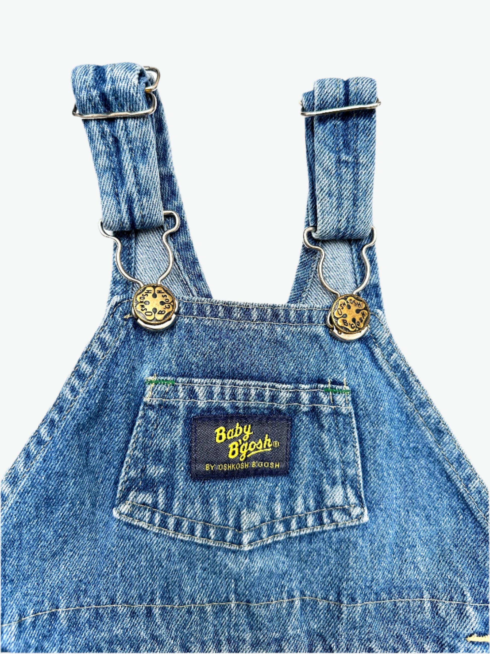 Kids vintage OshKosh short dungarees, in true blue denim with contrast grren bartacks and carpenter loop - perfection! Age 12-18 months. A classic.